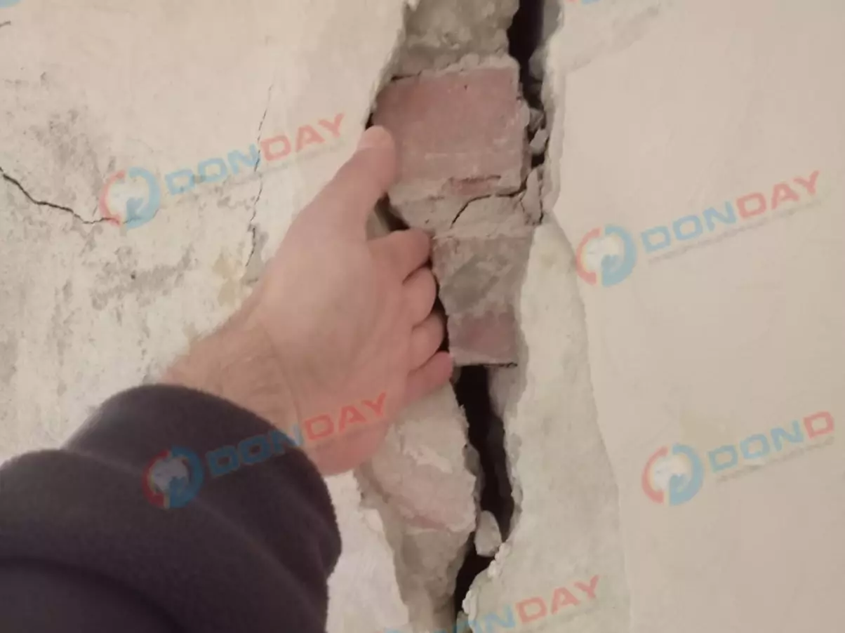 Дыра размером с руку: жильцы дома на Ивановского показали трещину в стене