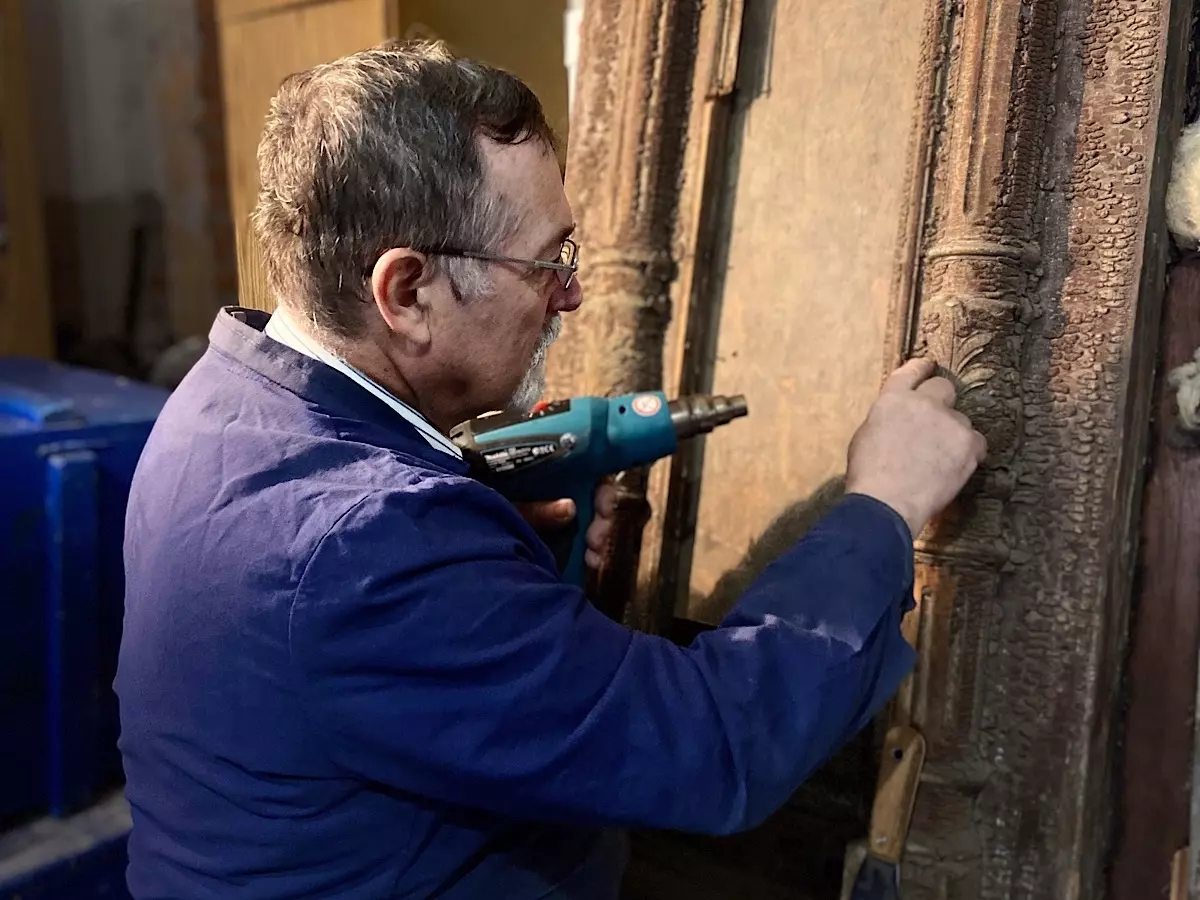 В Ростове начали реставрировать старинные двери дома Янкеля Эсса