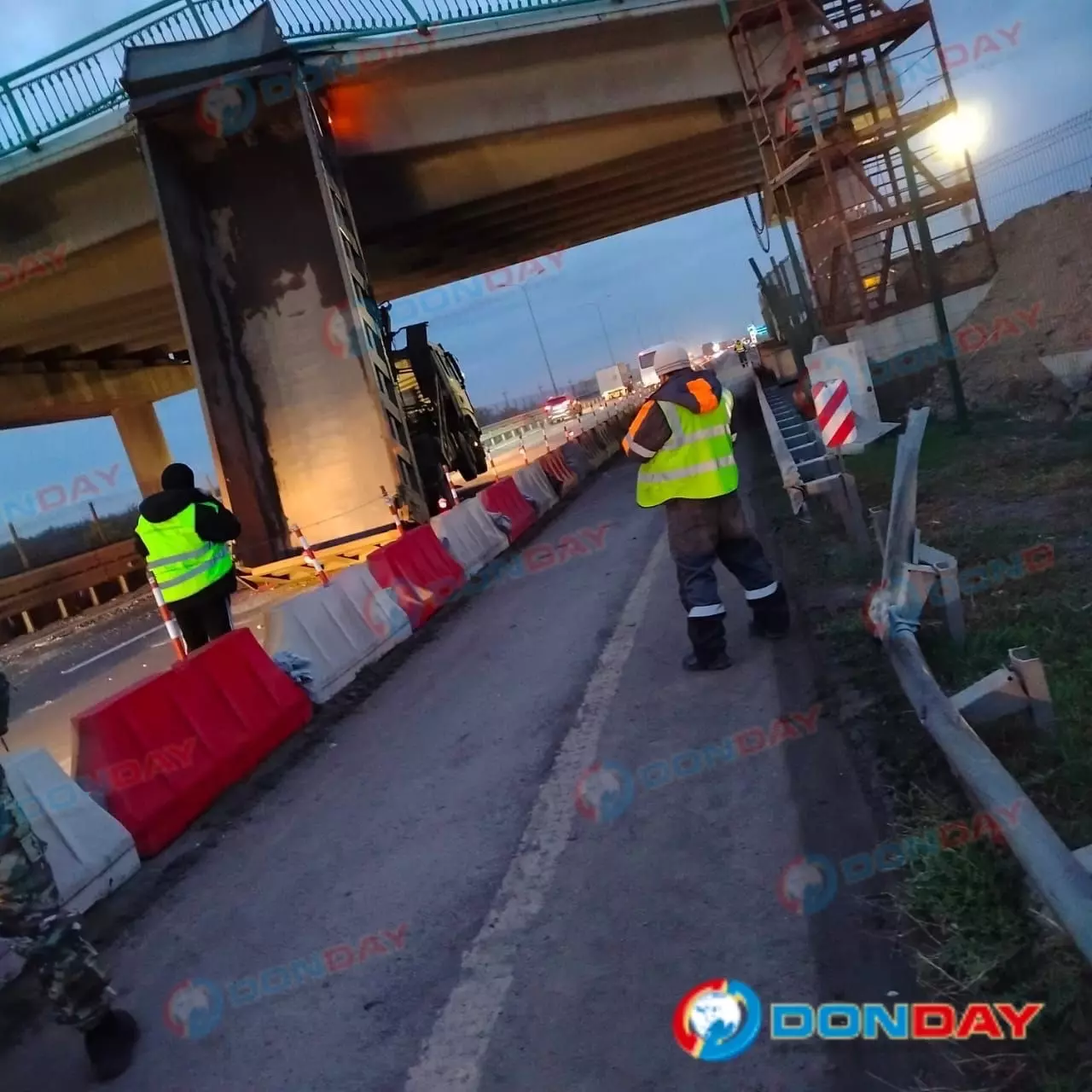 Грузовик с поднятым кузовом протаранил мост под Шахтами на М-4 «Дон»