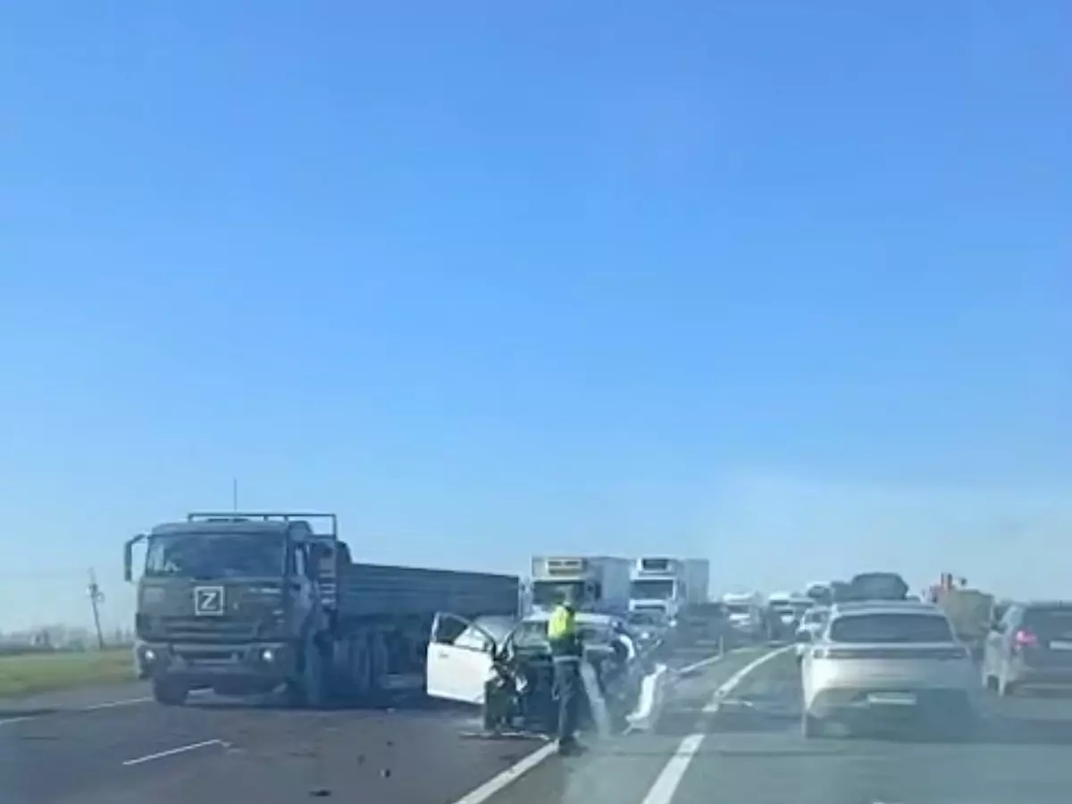 Разворотило две легковушки: на трассе «Ростов — Таганрог» произошло жесткое ДТП