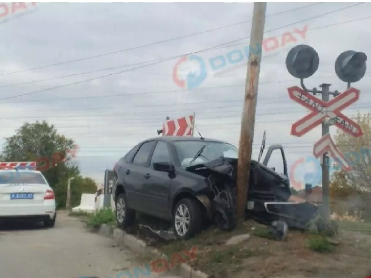 В Ростове на Нансена водитель авто влетел в столб на ж/д переезде