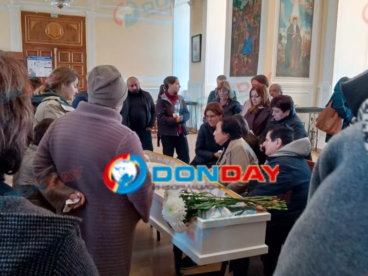 Родственнице убитой врача-эндокринолога стало плохо на похоронах в Ростове