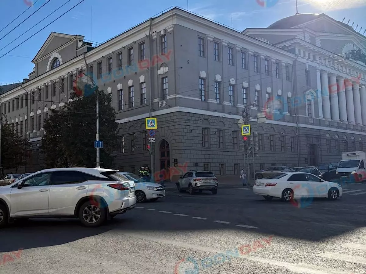 Центр Ростова сковали пятибалльные пробки из-за ДТП с двумя иномарками
