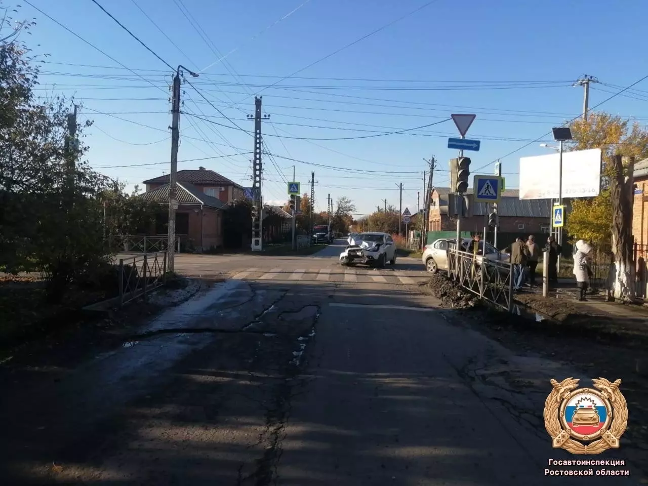 В Ростовской области 25-летняя девушка пострадала в аварии с двумя иномарками