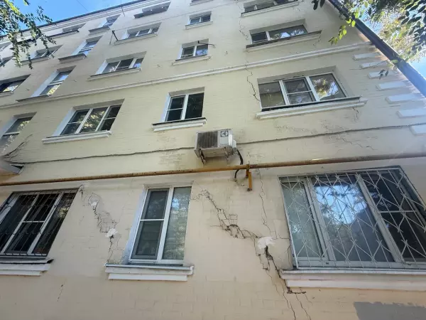 Фото к материалу: Эвакуация жильцов дома на Ивановского в Ростове из-за трещины: хронология событий