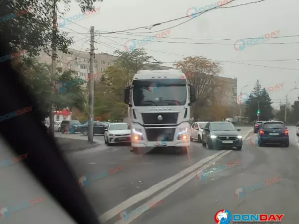 Фото к материалу: В Ростове в микрорайоне Каменка произошло ДТП с фурой
