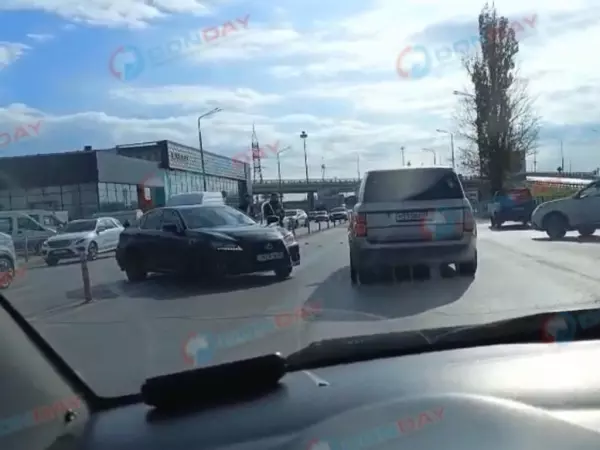 Фото к материалу: На выезде из Ростова образовалась пробка из-за массового ДТП