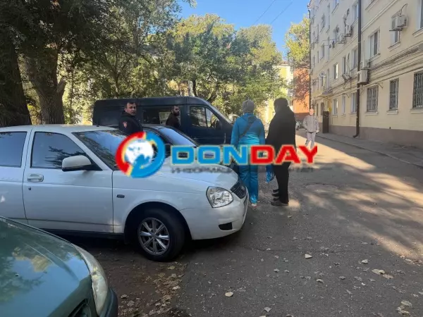 Фото к материалу: Жильцы дома с трещиной на Ивановского в Ростове приехали забрать свои вещи