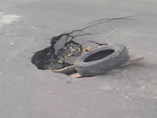 Фото к материалу: В Ростове на Скачкова посреди проезжей части образовался глубокий провал