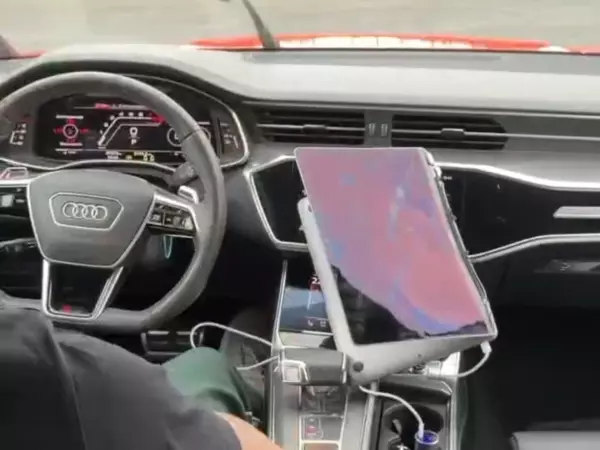 Фото к материалу: Очередной безумный поступок: Чеботарев разломал пополам ноутбук за 250 тысяч рублей