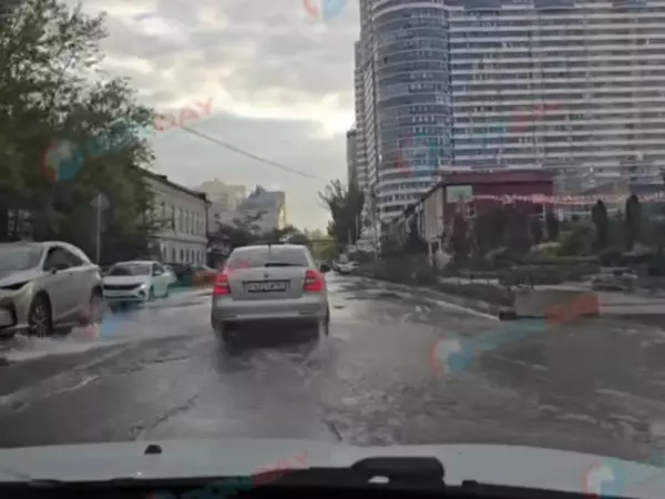 Фото к материалу: Канализационные реки растеклись возле элитного ЖК «Белый Ангел» в Ростове