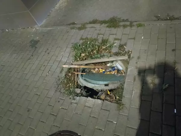 В центре Ростова канализационный люк превратился в общественную урну Фото к материалу: В центре Ростова канализационный люк превратился в общественную урну