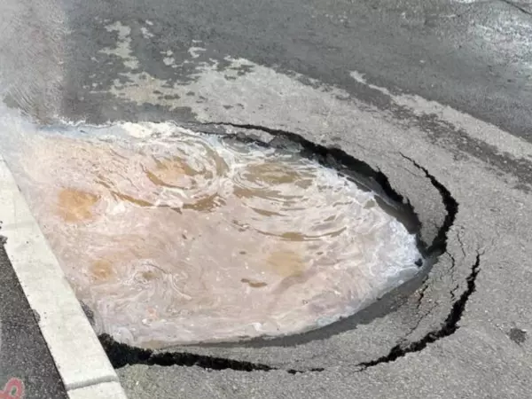 Фото к материалу: В Ростове улицу Заводскую затопило кипятком