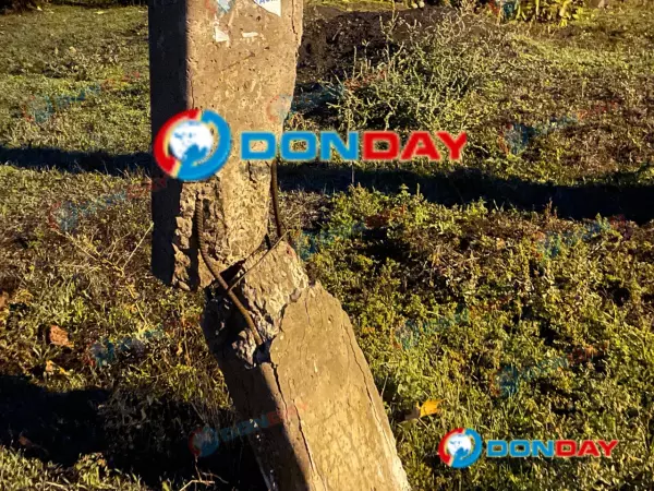 Фото к материалу: В Ростове на Магнитогорской спустя месяц так и не заменили аварийный столб