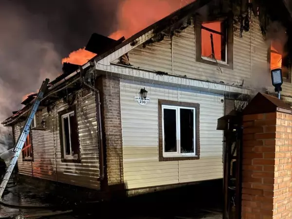 Фото к материалу: В Батайске на большой площади горят два частных дома