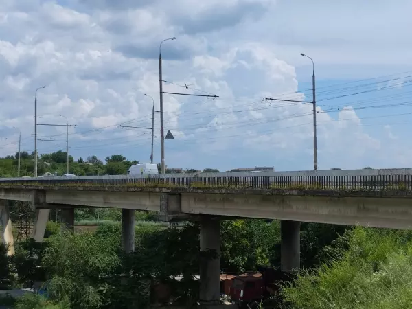 Фото к материалу: В Ростове 35-летний мужчина разбился, упав с моста на Сарьяна