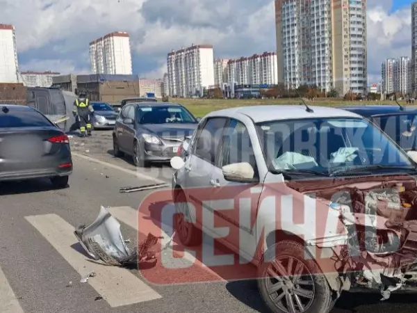 Грузовик смял легковушку и «разлегся» поперек дороги в Суворовском в Ростове Фото к материалу: Грузовик смял легковушку и «разлегся» поперек дороги в Суворовском в Ростове