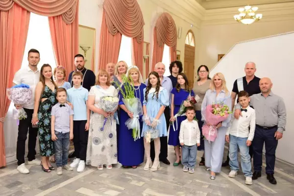 Фото к материалу: Пары, проверенные временем: фоторепортаж ко Дню пожилых людей