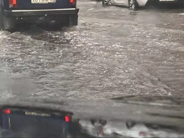 Под воду из-за дождя ушли главные автомагистрали Ростова Фото к материалу: Под воду из-за дождя ушли главные автомагистрали Ростова