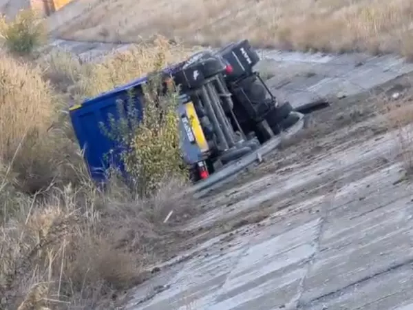 Фото к материалу: В Цимлянском районе прицеп большегруза врезался в ограждение и рухнул вниз
