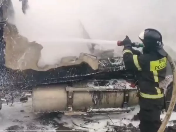 В Ростовской области дотла сгорел грузовой автомобиль Фото к материалу: В Ростовской области дотла сгорел грузовой автомобиль