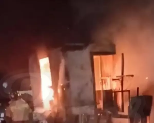 Фото к материалу: В Ростове на Петренко сгорела будка охранника