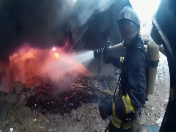 Фото к материалу: В Ростовской области горел рубероидный завод