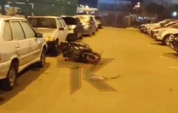 В Краснодаре неизвестный разгромил автомобили и мотоциклы во дворе жилого дома Фото к материалу: В Краснодаре неизвестный разгромил автомобили и мотоциклы во дворе жилого дома