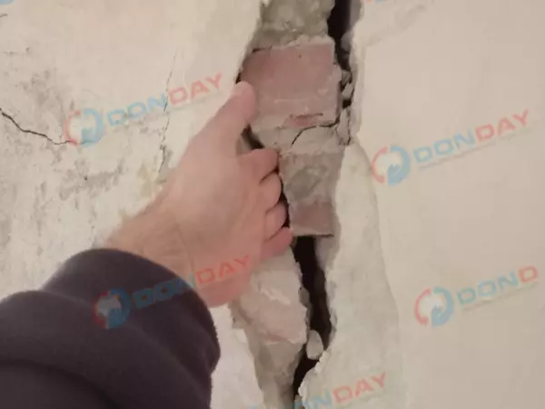 Фото к материалу: Дыра размером с руку: жильцы дома на Ивановского показали трещину в стене