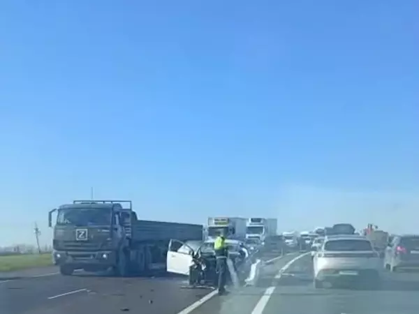 Фото к материалу: Разворотило две легковушки: на трассе Ростов — Таганрог произошло жесткое ДТП