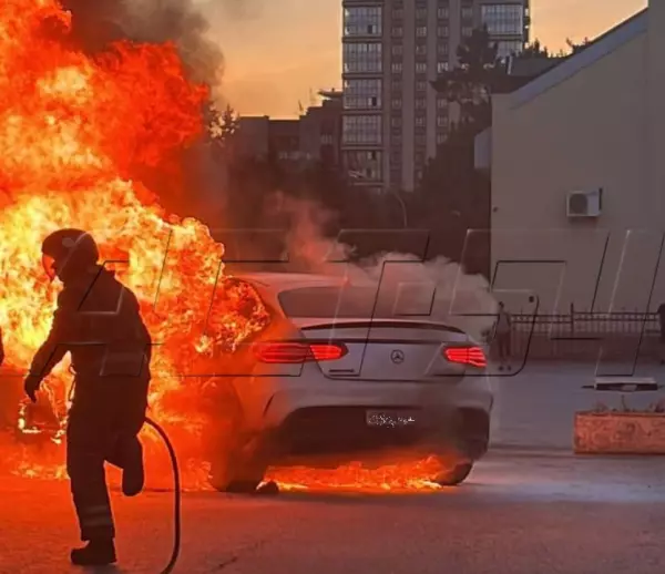 Фото к материалу: В Аксае пламя уничтожило дорогостоящее авто
