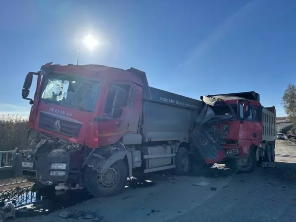 Фото к материалу: Кабина всмятку: водителя зажало в искореженном грузовике после ДТП на М-4 под Ростовом