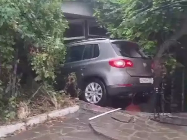 Фото к материалу: В Шахтах машина врезалась в местный ресторан