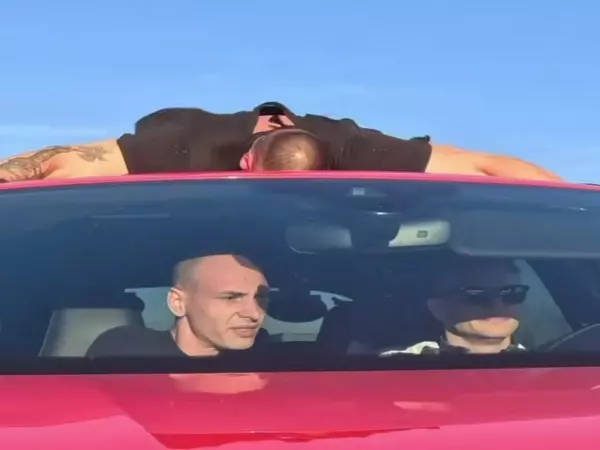 Евгений Чеботарев проехался на крыше автомобиля со скоростью 300 километров в час Фото к материалу: Евгений Чеботарев проехался на крыше автомобиля со скоростью 300 километров в час