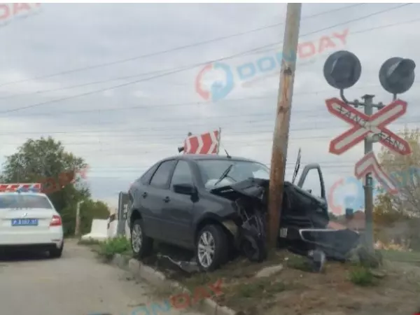 Фото к материалу: В Ростове на Нансена водитель авто влетел в столб на ж/д переезде
