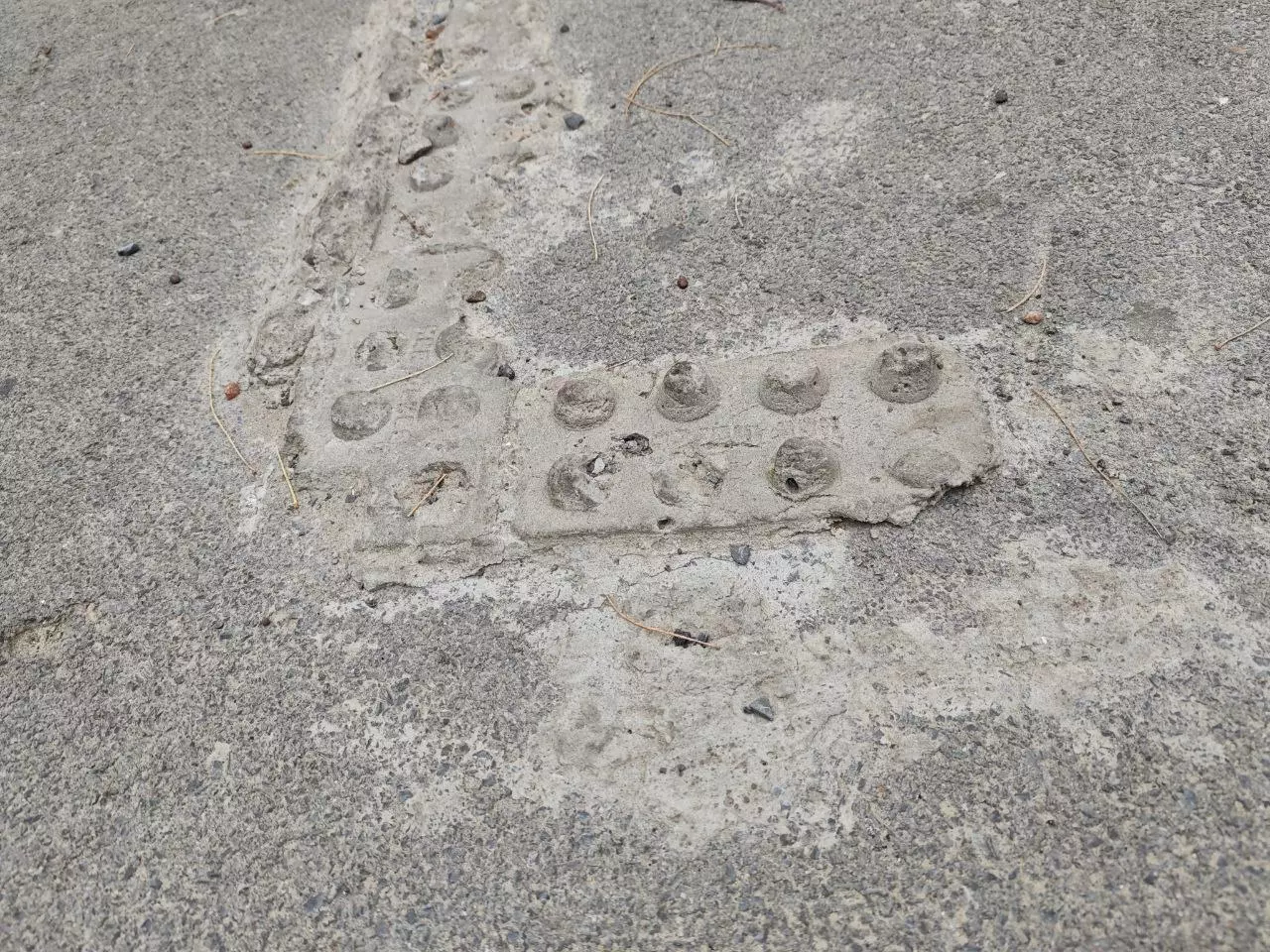 В Ростове женщина чуть не убилась, споткнувшись о застывшие куски бетона на улице Седова