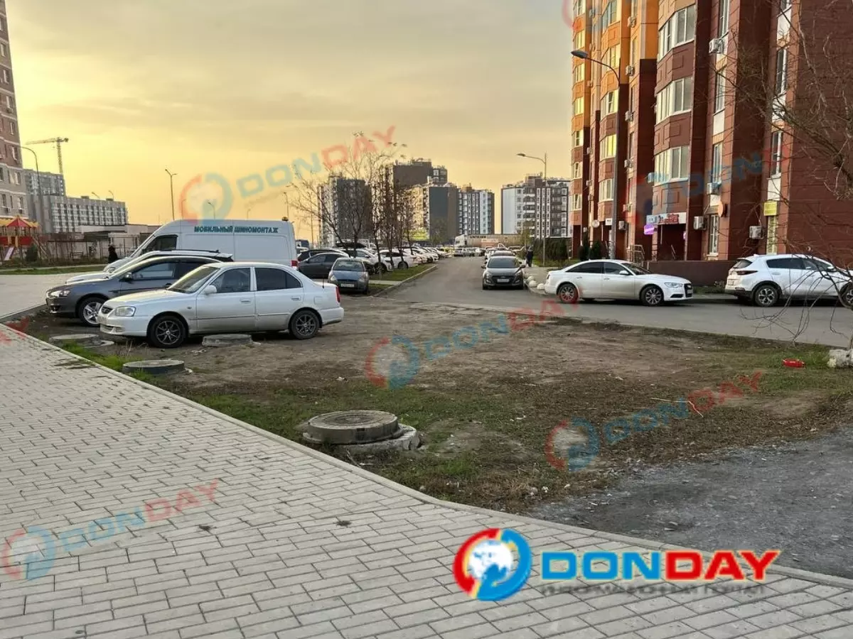 В Ростове жители Левенцовки превратили газон в парковку