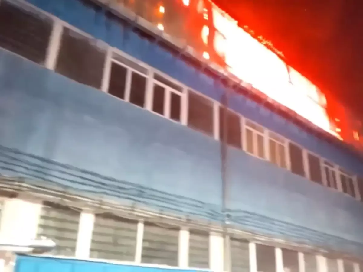 Площадь пожара на Привокзальной в Ростове увеличилась до 1600 квадратных метров