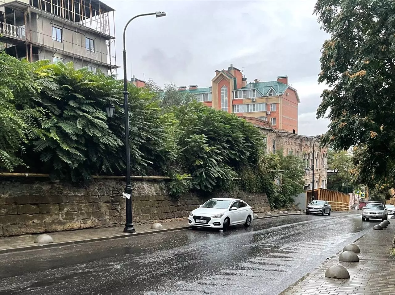 О ливнях и тумане на дорогах предупредили автомобилистов Ростовской области