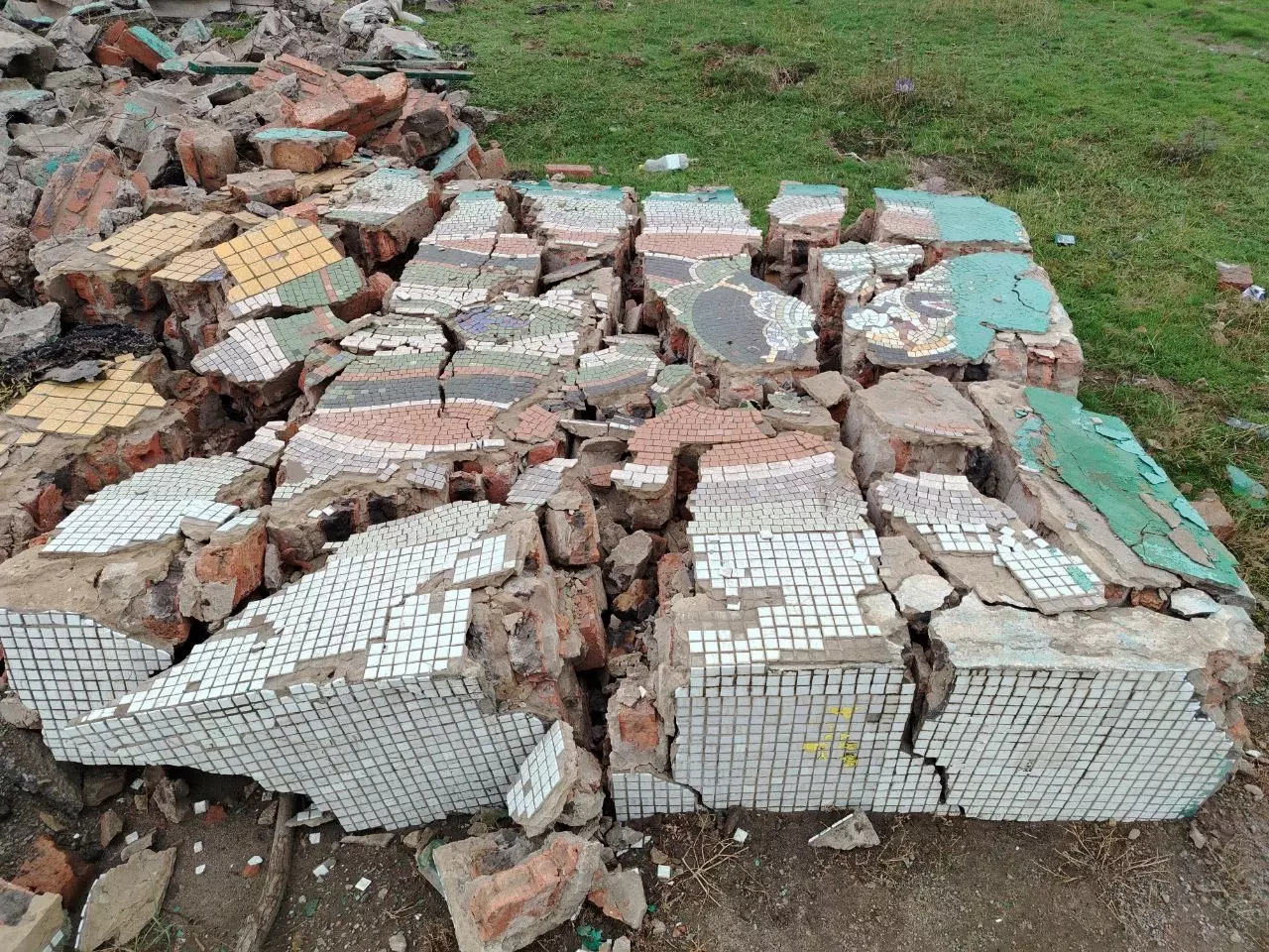 При реконструкции трассы М-4 под Каменском снесли остановку с мозаичным панно