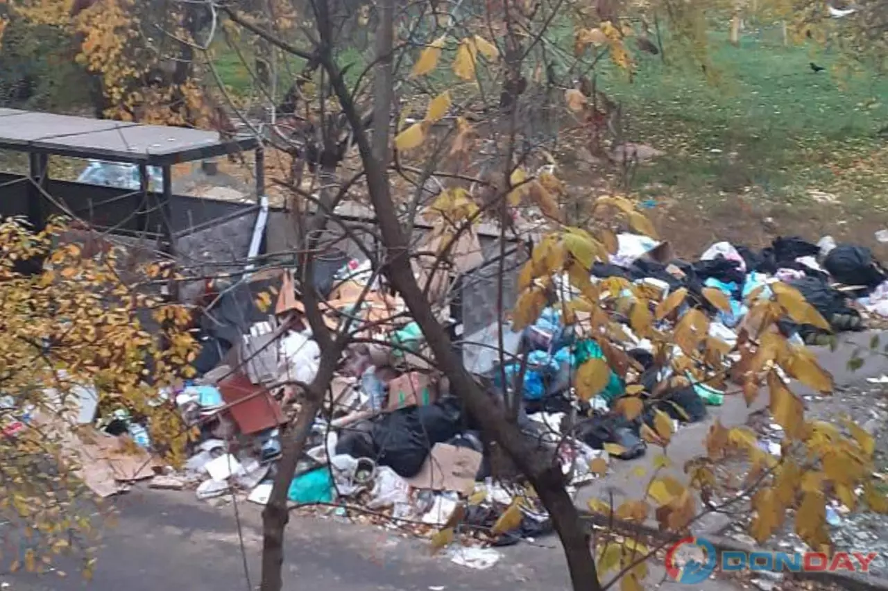 Огромная свалка размером с дом образовалась на проспекте Стачки в Ростове