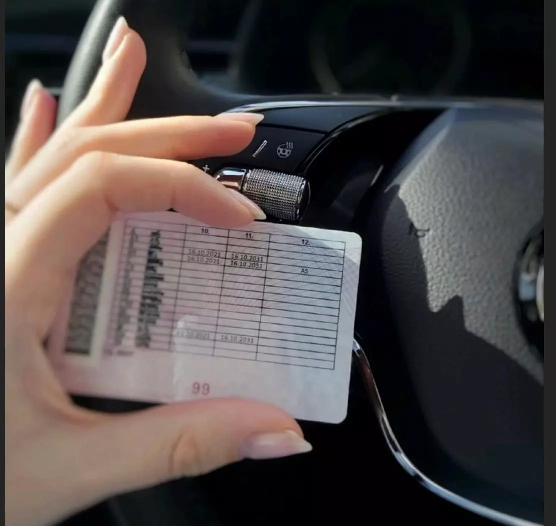 Отказ снять обложку с прав грозит ростовским водителям арестом до 15 суток