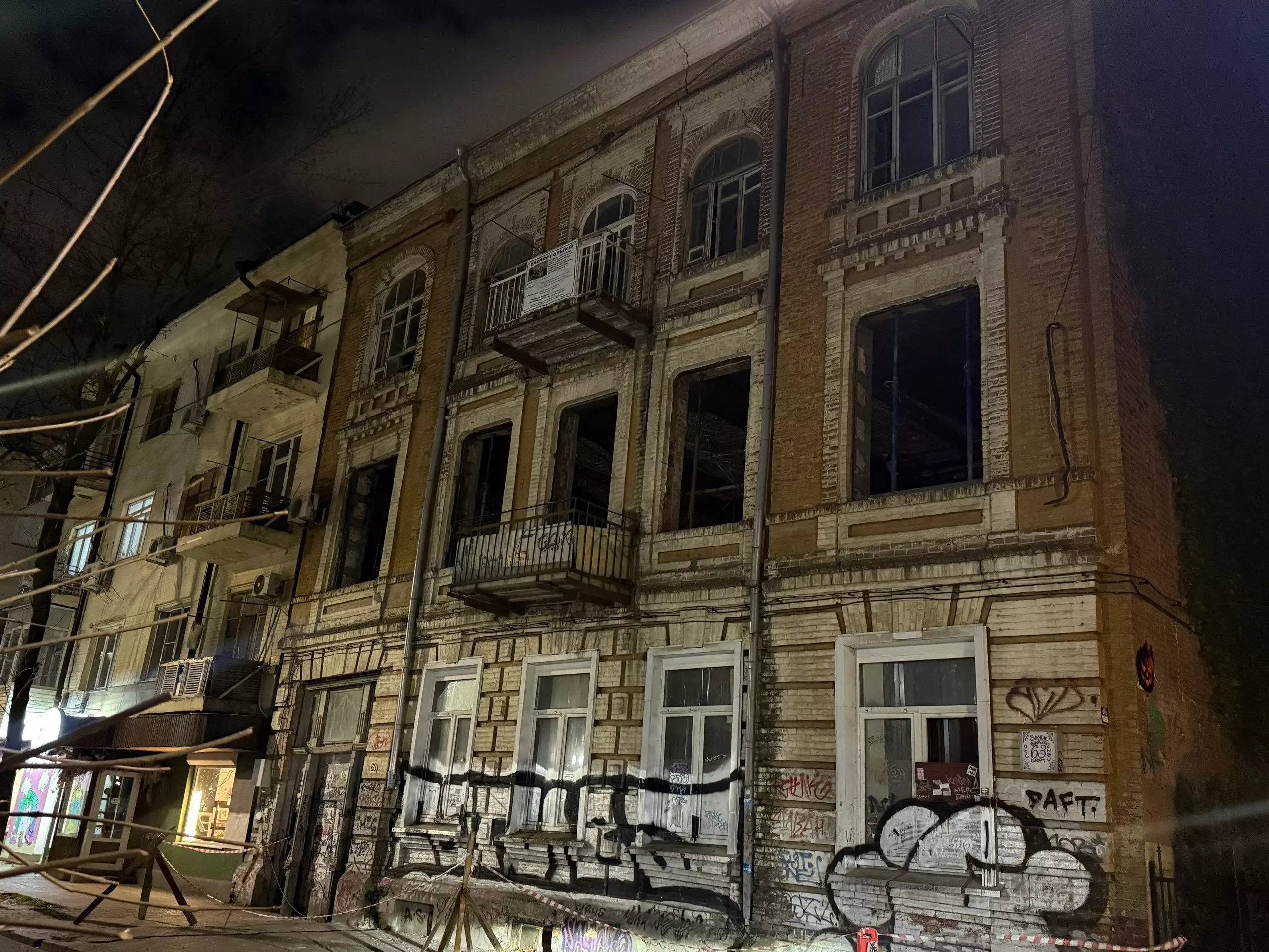 В доходном доме XIX века в центре Ростова во время реставрации перекосило окна