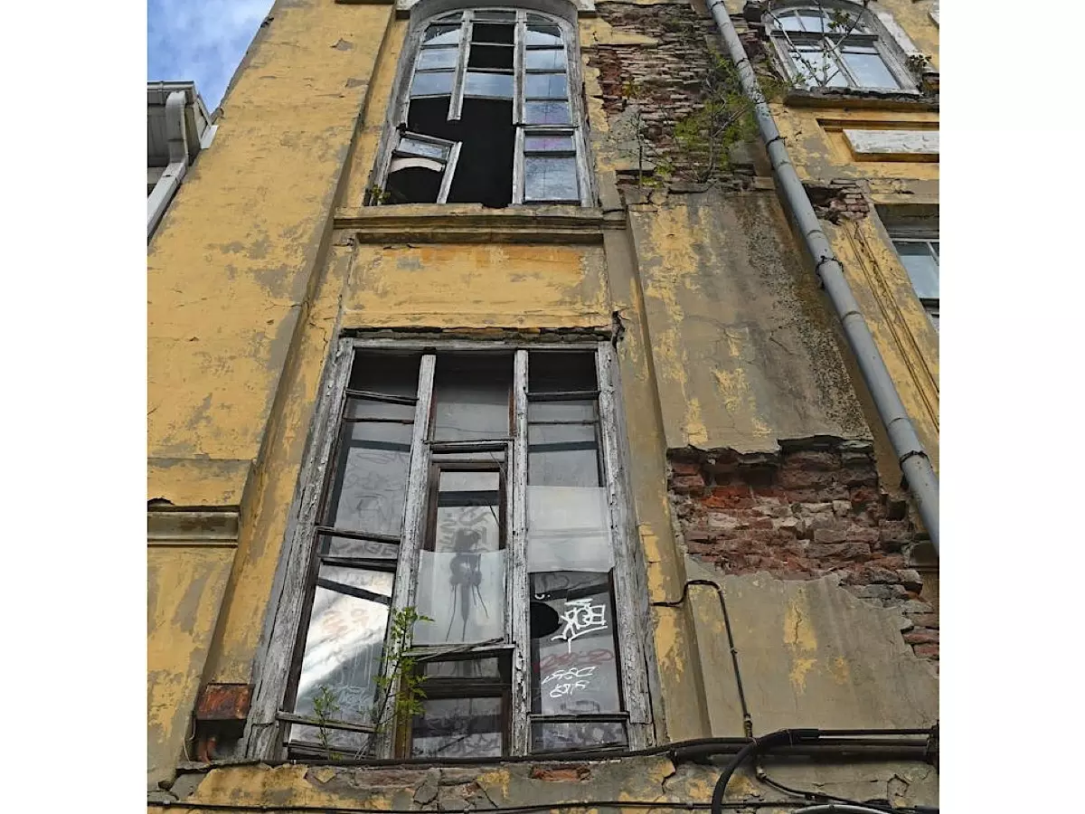 В Ростове вандалы выбили окно в доме Красса по Университетскому