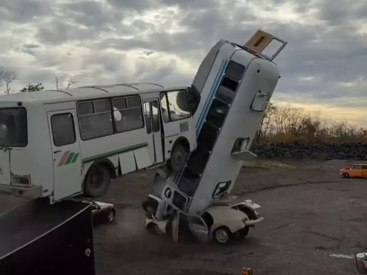 Ростовский каскадер Евгений Чеботарев повторил трюк с подвешенным автобусом