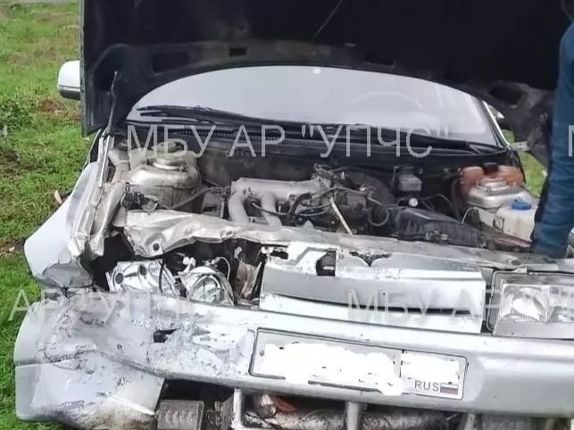 Под Ростовом легковушку покорежило после столкновения с иномаркой