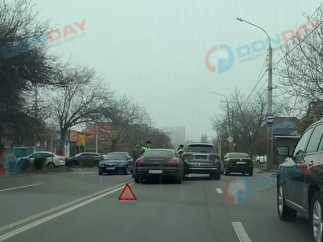 Две люксовые иномарки столкнулись на Мадояна в Ростове