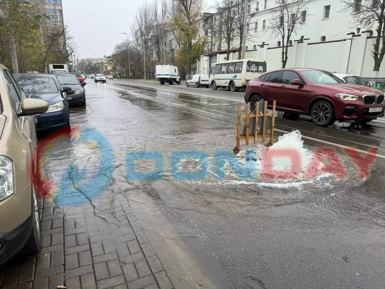 Чистая вода бьет фонтаном из-под земли напротив СИЗО в Ростове