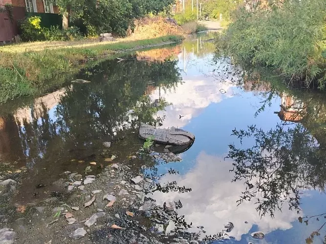 «Перелом» коллектора стал причиной излива канализационных стоков в поселке Артем в Ростовской области