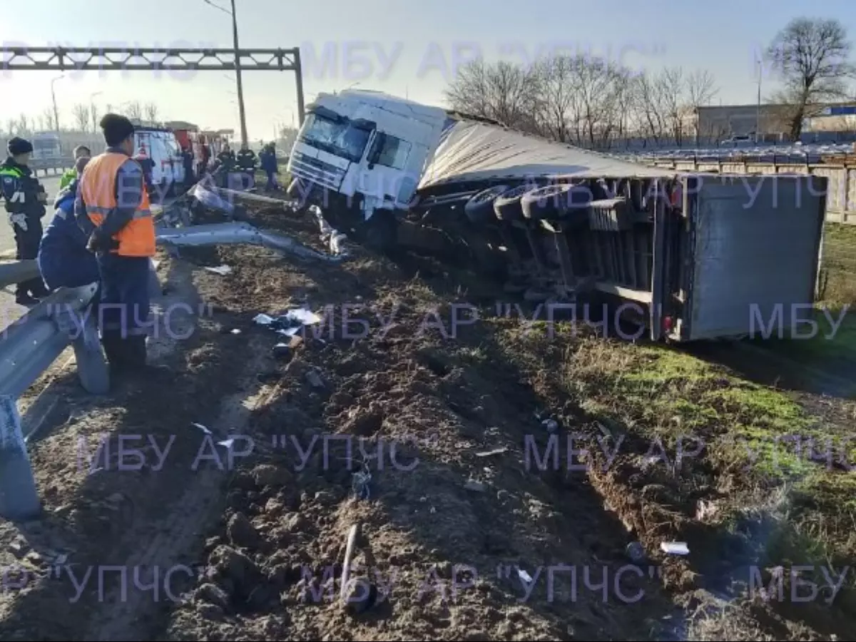 В Ростовской области фура съехала в кювет и перевернулась